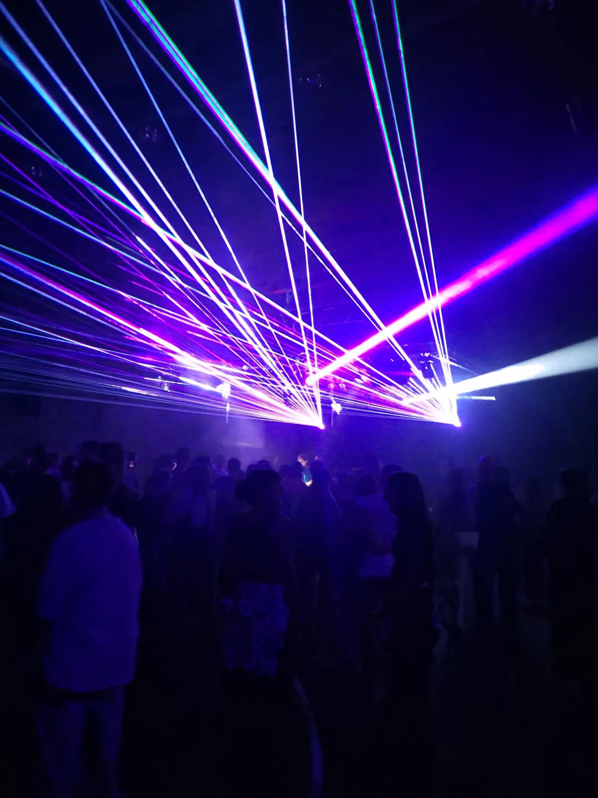 Lasershow über einer vollen Tanzfläche